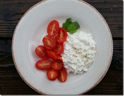 snack cottage cheese and tomatoes