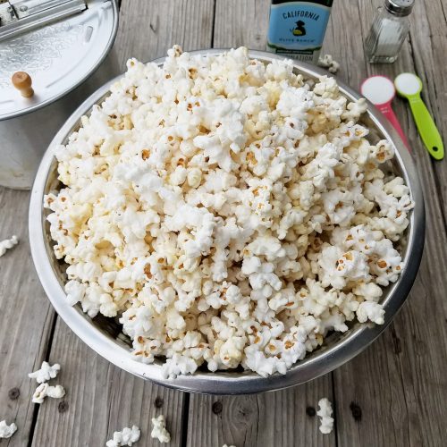 Easy (and SO ADDICTING) Homemade Kettle Corn in the Whirly Pop